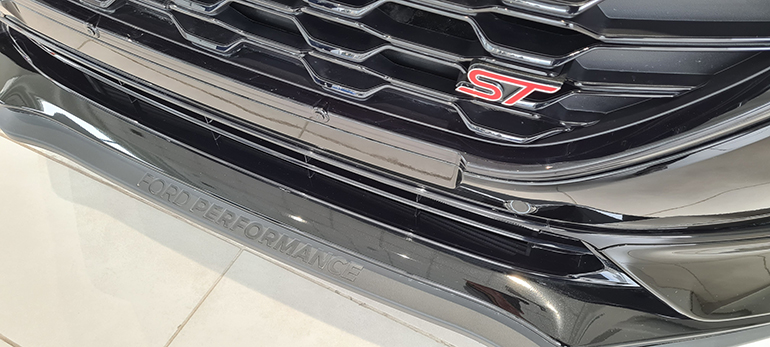 Το λογότυπο στη μάσκα και το αντίστοιχο της Ford Performance που μας βάζει στο... κλίμα