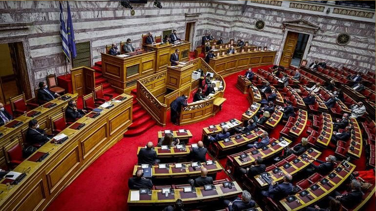 Live: Οι πολιτικοί αρχηγοί διασταυρώνουν τα ξίφη τους στη Βουλή για τη διαχείριση της πανδημίας