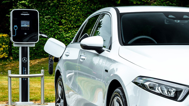 Η υποδοχή φόρτισης βρίσκεται στο πίσω δεξί φτερό