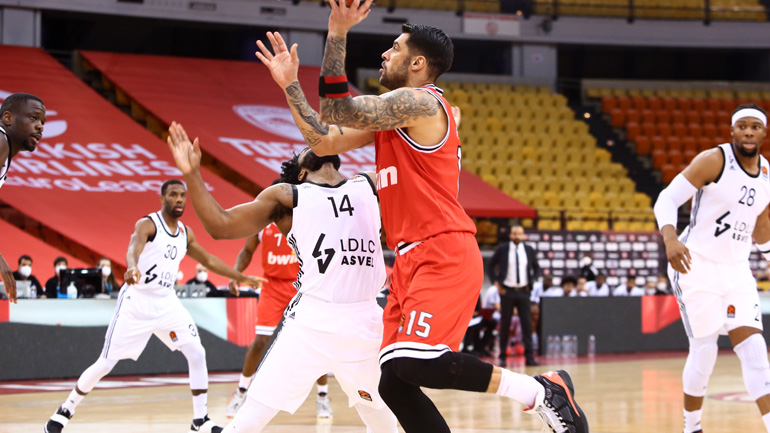 «Κάζο» για τον Ολυμπιακό στο ΣΕΦ, 69-63 η Βιλερμπάν