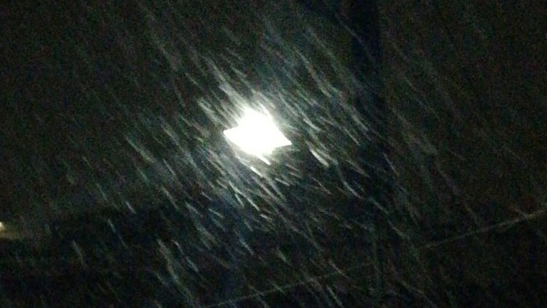 Χιονίζει στην πόλη της Λάρισας