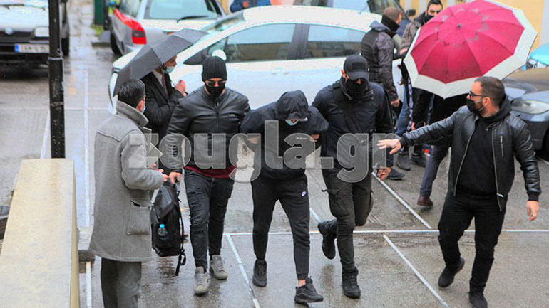 Πέρασαν το κατώφλι του εισαγγελέα οι 2 δράστες που ξυλοκόπησαν τον σταθμάρχη