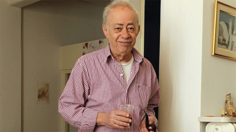 Πώς ο Βασίλης Αλεξάκης έζησε ανάμεσα σε δύο γλώσσες Πώς ο Βασίλης Αλεξάκης έζησε ανάμεσα σε δύο γλώσσες