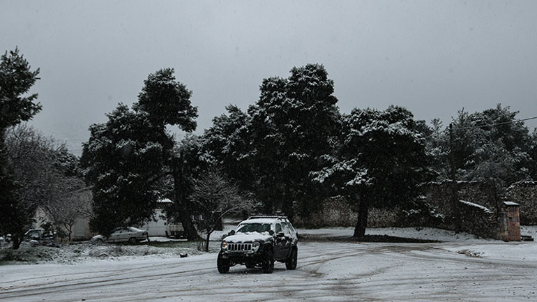 Χιόνια και στην Αττική: Κλειστοί δρόμοι σε Πάρνηθα, Πεντέλη και Υμηττό