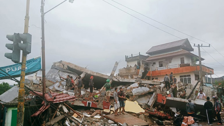 Ινδονησία: Στους 56 οι νεκροί από τον σεισμό των 6,2R