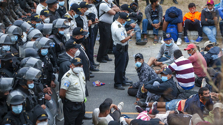 Γουατεμάλα: Η αστυνομία έκανε χρήση δακρυγόνων για να αναγκάσει σε υποχώρηση χιλιάδες μετανάστες