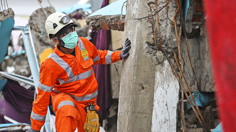 Ινδονησία: Στους 73 ο αριθμός των νεκρών από τον σεισμό των 6,2 βαθμών