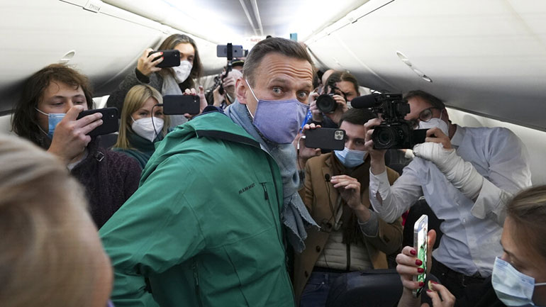 Ο Ναβάλνι επιβιβάστηκε σε αεροσκάφος για να επιστρέψει στη Ρωσία