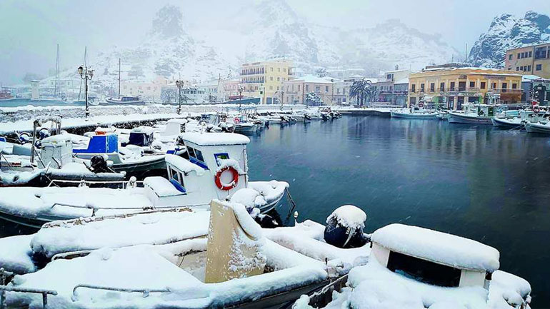 Ντύθηκε στα λευκά και η Λήμνος – Tα χιόνια έφθασαν στη θάλασσα