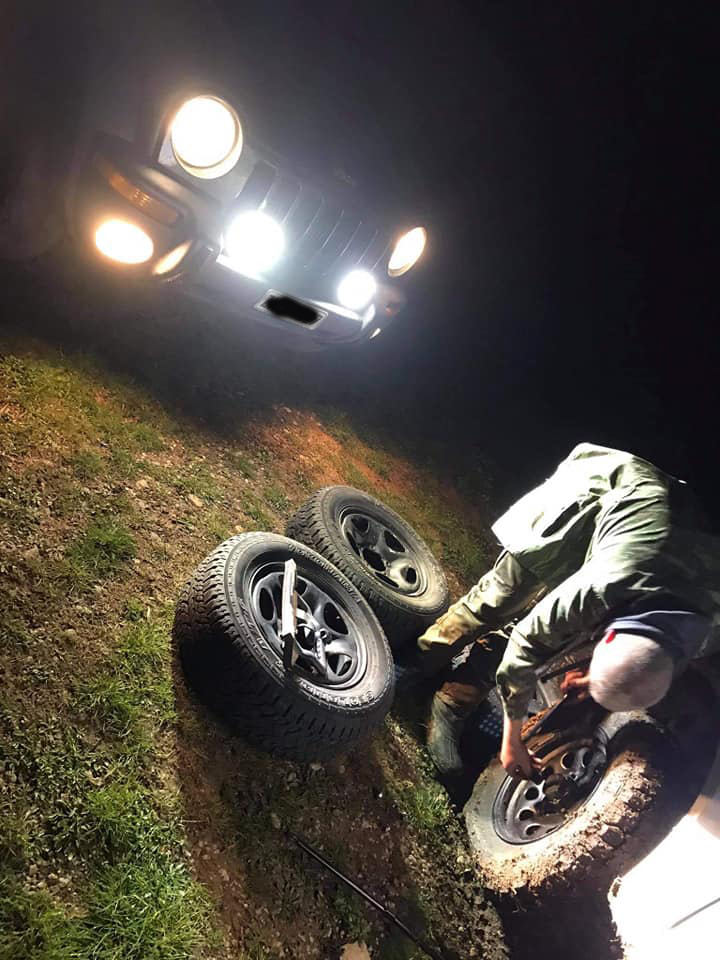 Ζημιές και στα 4 ελαστικά έπαθε ο οδηγός του Suzuki Jimny