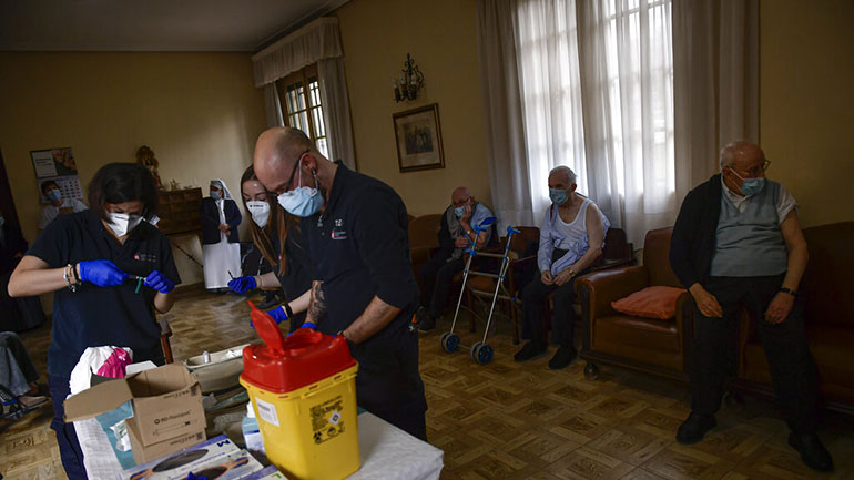 Η Ισπανία ξεκίνησε να χορηγεί τη δεύτερη δόση του εμβολίου κατά του Covid-19
