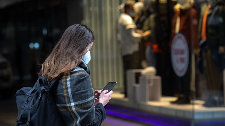 Με εκπτώσεις ανοίγουν τα καταστήματα