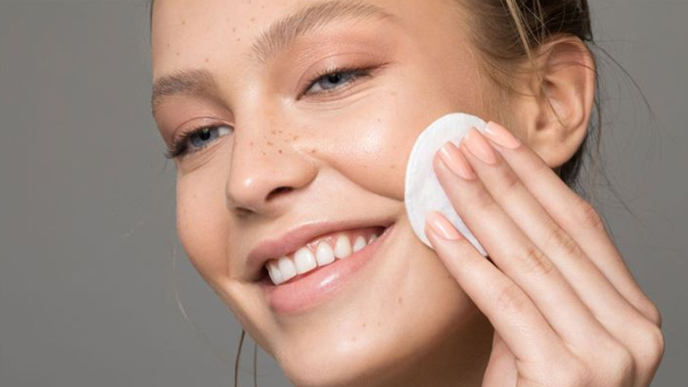 Γιατί το face toner δεν πρέπει να λείπει από την skincare ρουτίνα σας