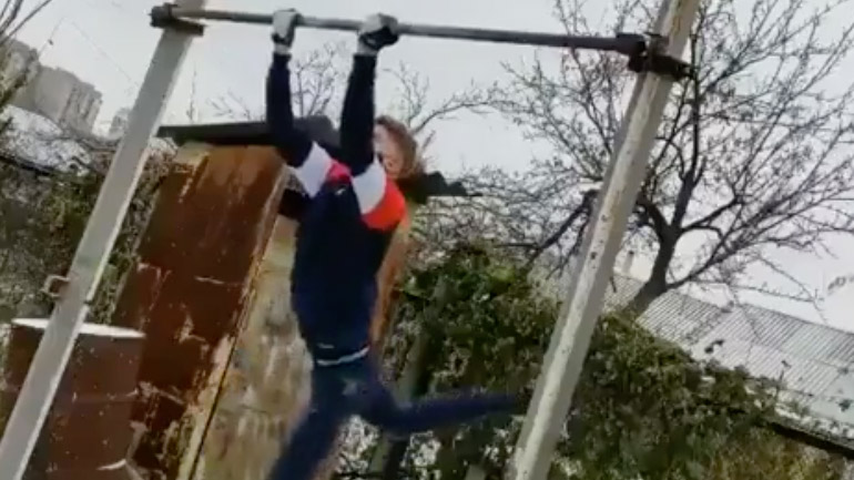 Άνδρας κάνει μονόζυγο στα χιόνια