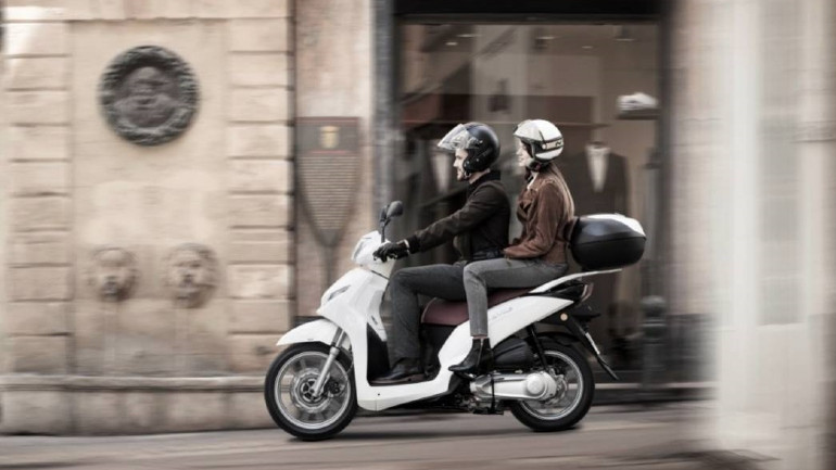 Δυνατές τιμές από την Peugeot Motorcycles και την TEOMOTO.