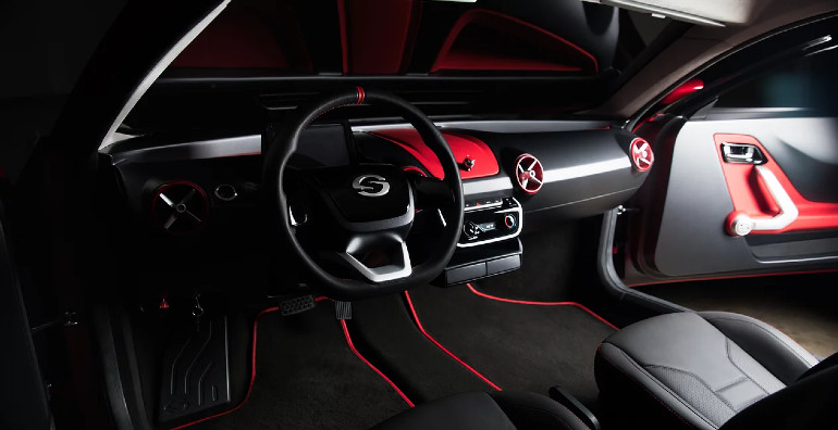 Απλό εσωτερικό με δύο καθίσματα εμπρός και ένα πίσω.