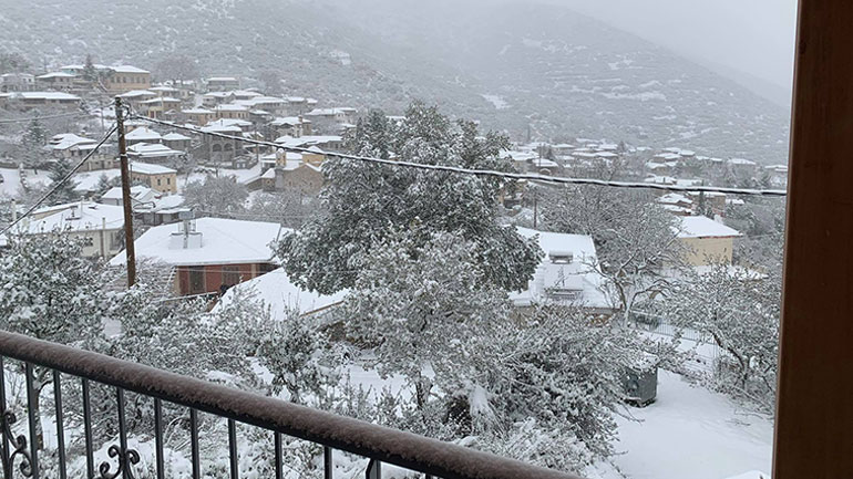 Πελοπόννησος: Προβλήματα στο οδικό δίκτυο προκάλεσαν οι χιονοπτώσεις