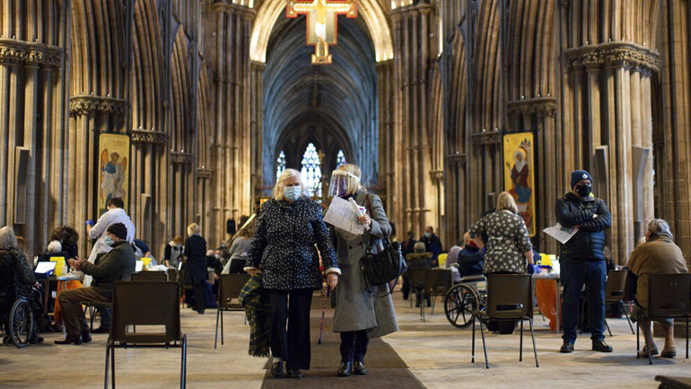 Βρετανία: Ξεκινούν οι εμβολιασμοί σε άτομα άνω των 70 ετών