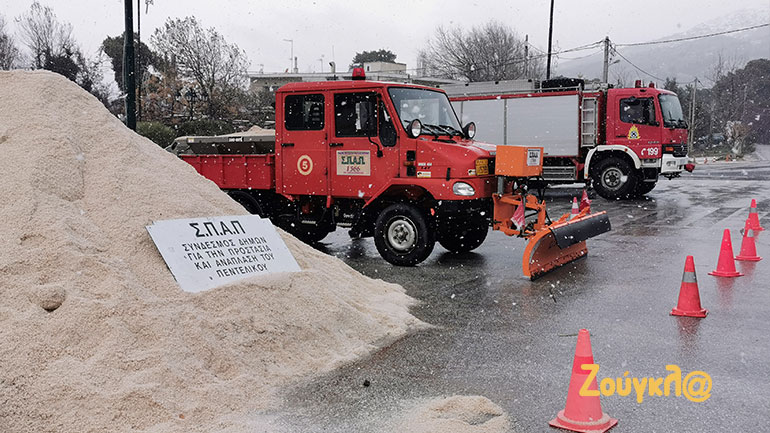 Σε εξέλιξη χιονόπτωση στην Πεντέλη