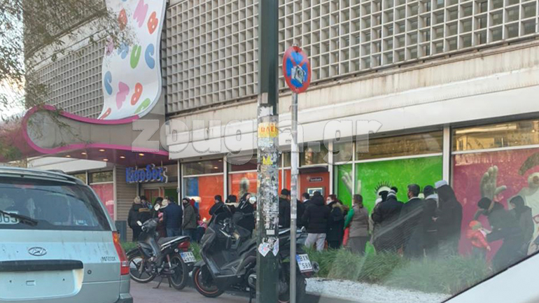 Συνωστισμός σε πολυκατάστημα στη Λιοσίων