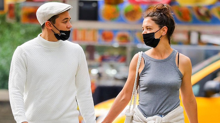 H Katie Holmes ποζάρει με το custom made t-shirt που σχεδίασε ο σύντροφός της Emilio Vitolo