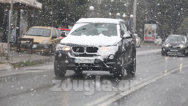 Σε εξέλιξη η χιονόπτωση στα βόρεια προάστια της Αττικής