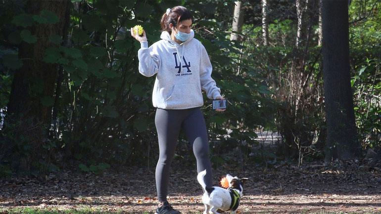 Τόνια Σωτηροπούλου: Βόλτα στο Ζάππειο με τον τετράποδο φίλο της και casual look