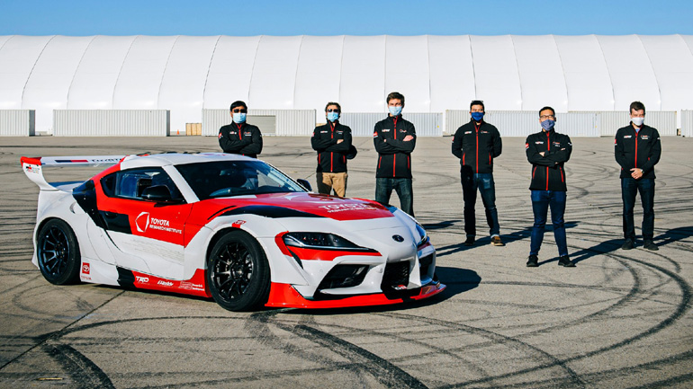 Οι ερενητές της Toyota και του Πανεπιστημίου του Στάνφορντ δίπλα στην GR Supra.