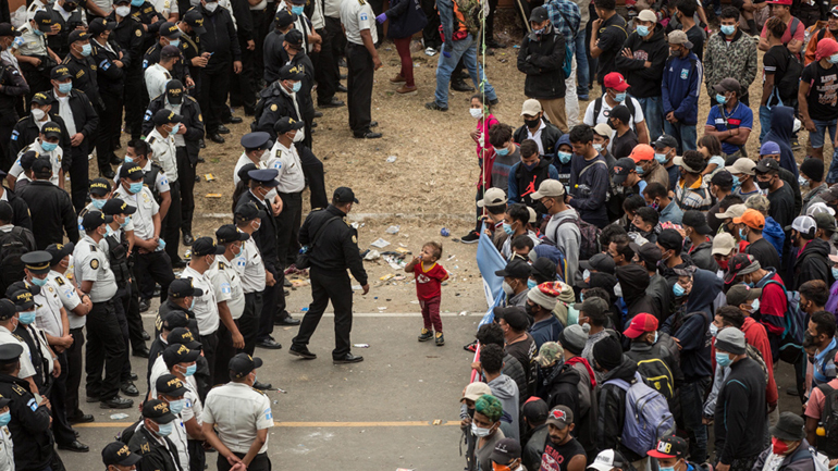 Γουατεμάλα: Η αστυνομία διέλυσε το καραβάνι των μεταναστών από την Ονδούρα