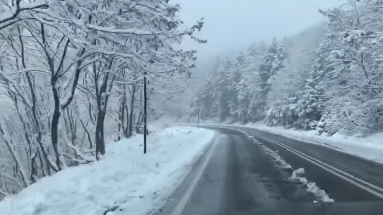 Στα λευκά η Στενή Διρφύος στην Εύβοια