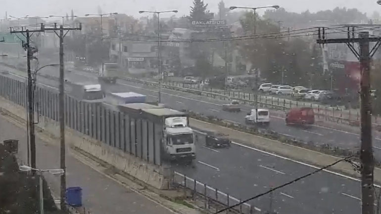 Live: Χιονίζει στη Βόρεια Αττική