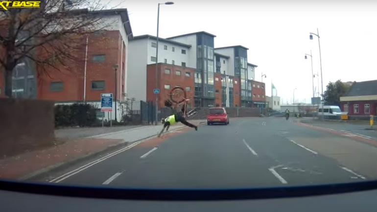 Πτώση αστυνομικού από ποδήλατo