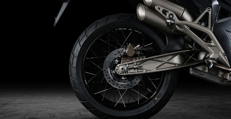 Το αλουμινένιο ψαλίδι με τα νεύρα προς τα έξω...