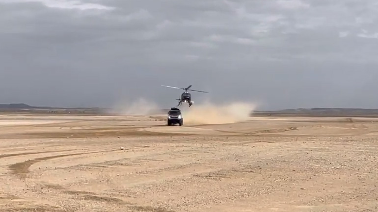 Ελικόπτερο χτύπησε στην οροφή φορτηγού στο Ράλι Ντακάρ