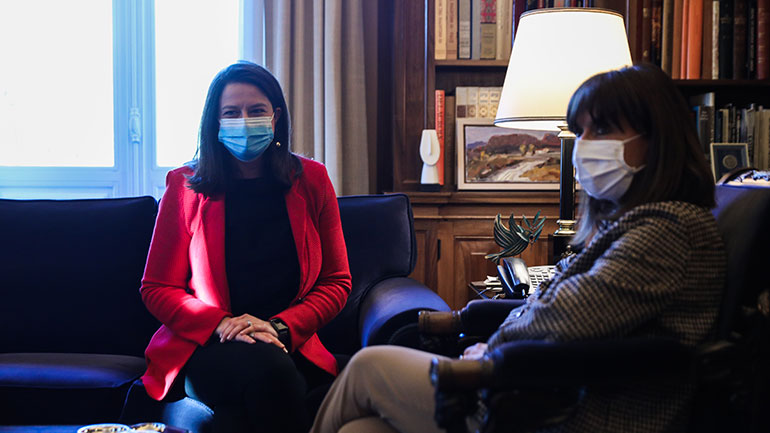 Συνάντηση Σακελλαροπούλου-Κεραμέως: Το άνοιγμα των σχολείων στο επίκεντρο