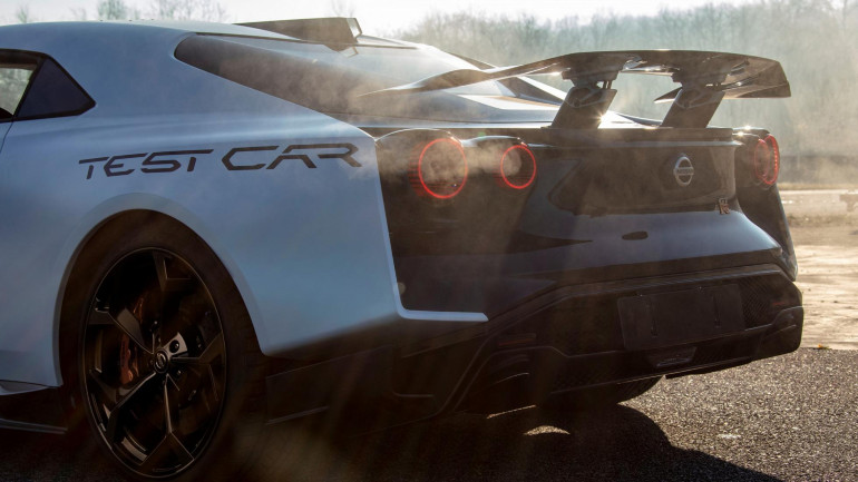 Δεν του φέρθηκαν όμορφα στην πίστα αυτού του GT-R 50 αλλά εκείνο άντεξε...