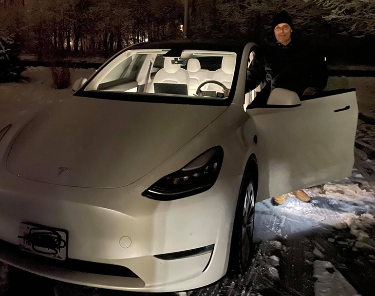Ο Τάκης Σκαλτσάς ζει τα τελευταία χρόνια στην Αμερική. Στη φωτό έτοιμος για... βόλτα με το Tesla.