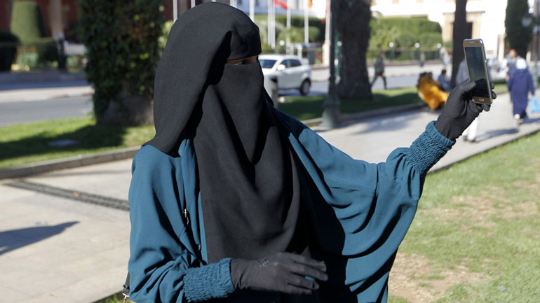 Ελβετία: Η κυβέρνηση προτείνει να μην ψηφιστεί η απαγόρευση της μπούρκας λόγω τουρισμού