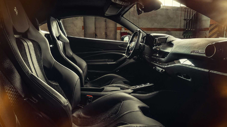 Αγωνιστικού τύπου καθίσματα με carbon πλαίσιο.