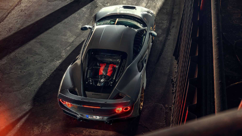 Ο κινητήρας με τα δύο turbo βρίσκεται πίσω από τα καθίσματα.