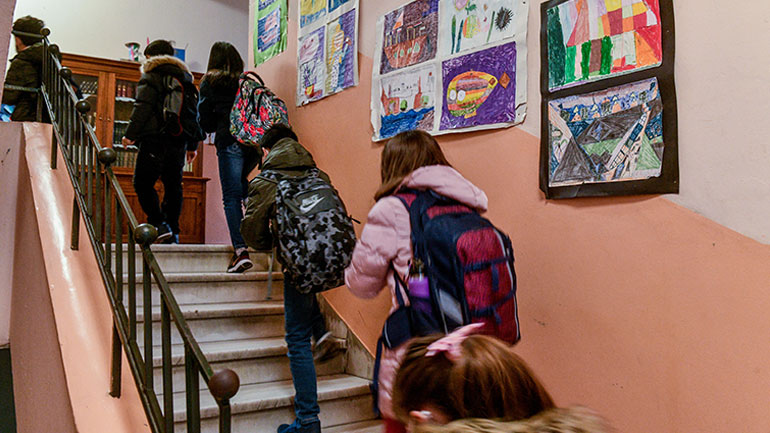 Έρευνα: Τα παιδιά του Δημοτικού έχουν μόλις το 1/16 του ιικού φορτίου των 80άρηδων