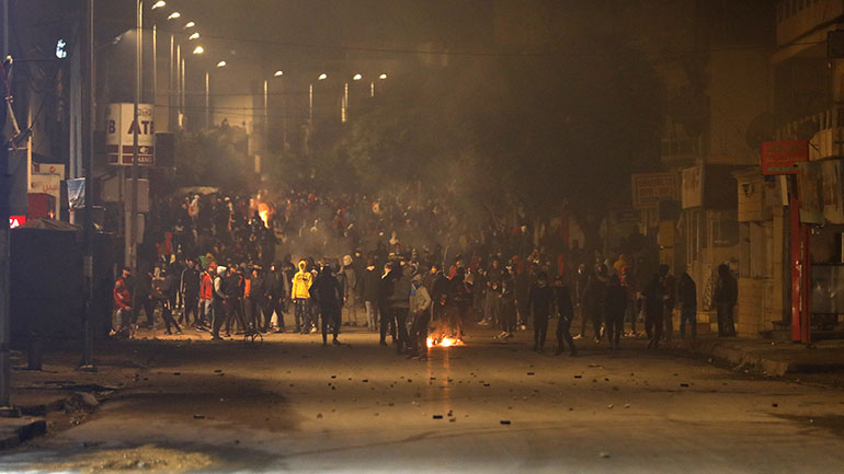 Τυνησία: Οι ταραχές συνεχίστηκαν στη διάρκεια της νύχτας σε πολλές πόλεις