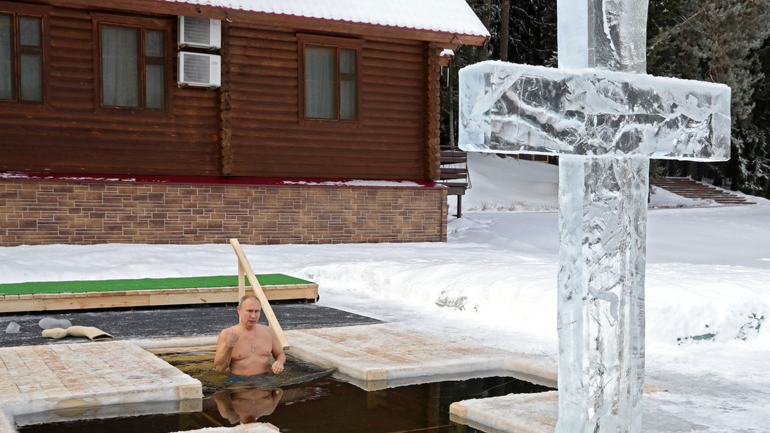 Ρωσία: Ο Πούτιν βούτηξε στα παγωμένα νερά τηρώντας την παράδοση των Θεοφανίων