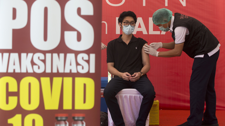 Ινδονησία: Οι influencers είναι οι πρώτοι που εμβολιάζονται κατά του κορωνοϊού