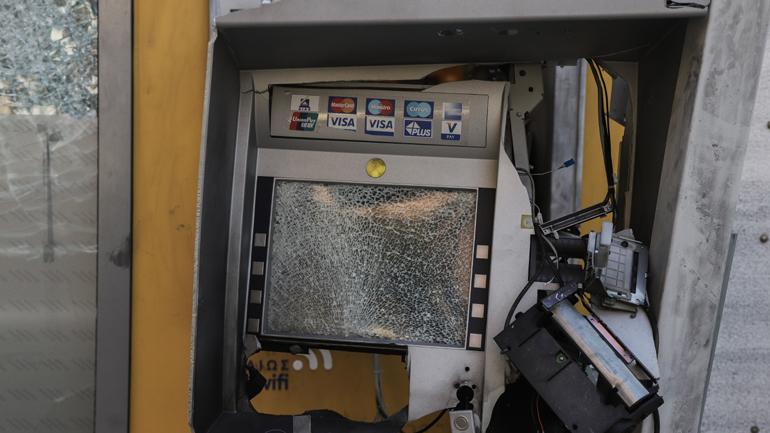 Ανατίναξαν τρία ΑΤΜ σε εμπορικό κέντρο στο Μαρούσι