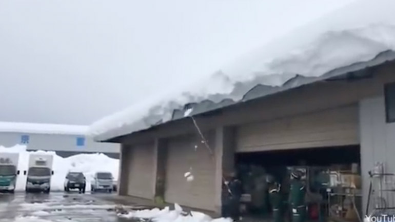 Kαθαρισμός σκεπής από το χιόνι