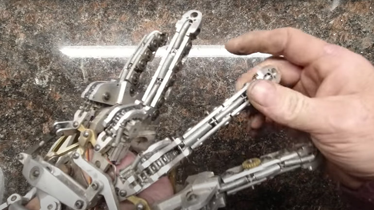 Mηχανολόγος κατασκευάζει τεχνητό χέρι