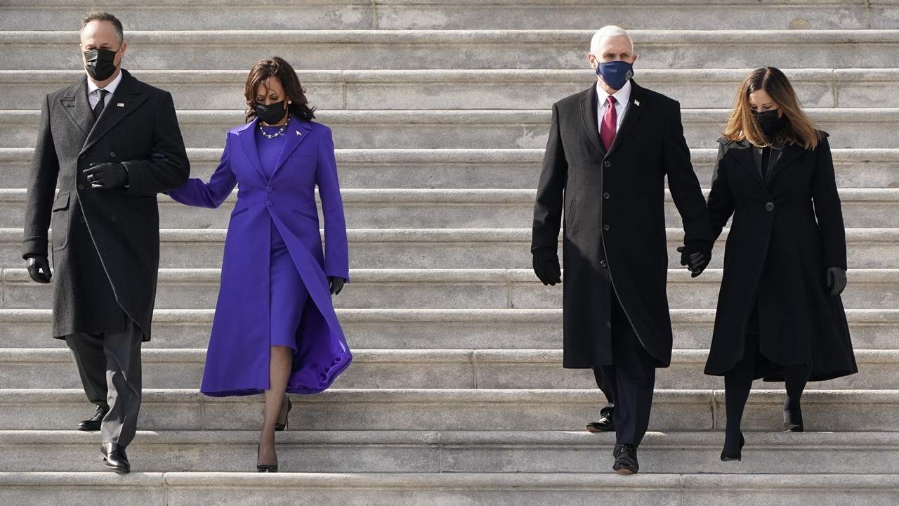 H αντιπρόεδρος Χάρις συνοδεύει τον πρώην Αντιπρόεδρο Πενς στα σκαλιά του Καπιτωλίου