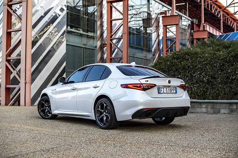 Η Alfa Romeo Giulia είναι ένα πολύ ξεχωριστό σπορ σεντάν μοντέλο...