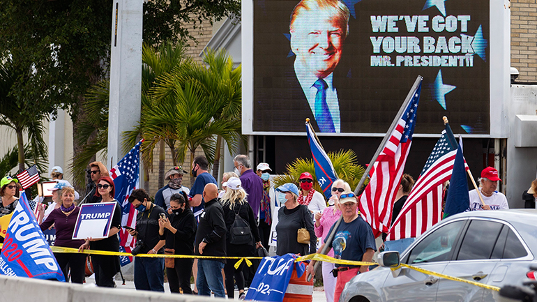 Πλήθος υποστηρικτών του Ντόναλντ Τραμπ τον υποδέχτηκε στο Παλμ Μπιτς
